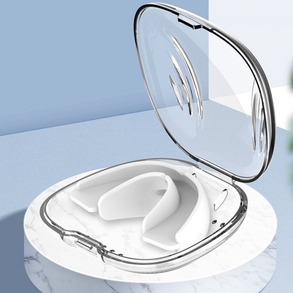 Gouttière anti-ronflement en silicone rangée dans son étui de protection transparent