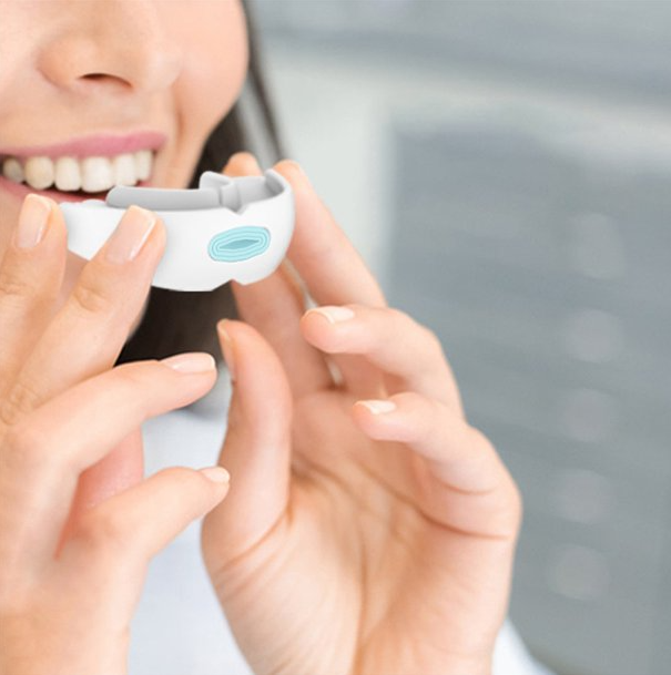 Mise en place de la gouttière anti-ronflement en silicone dans la bouche