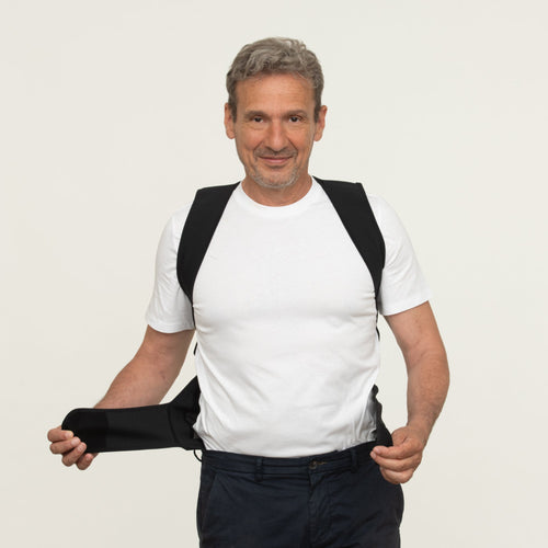Gilet de posture homme FlashCut noir porté sur t-shirt blanc, vue de face avec sangle abdominale ajustable