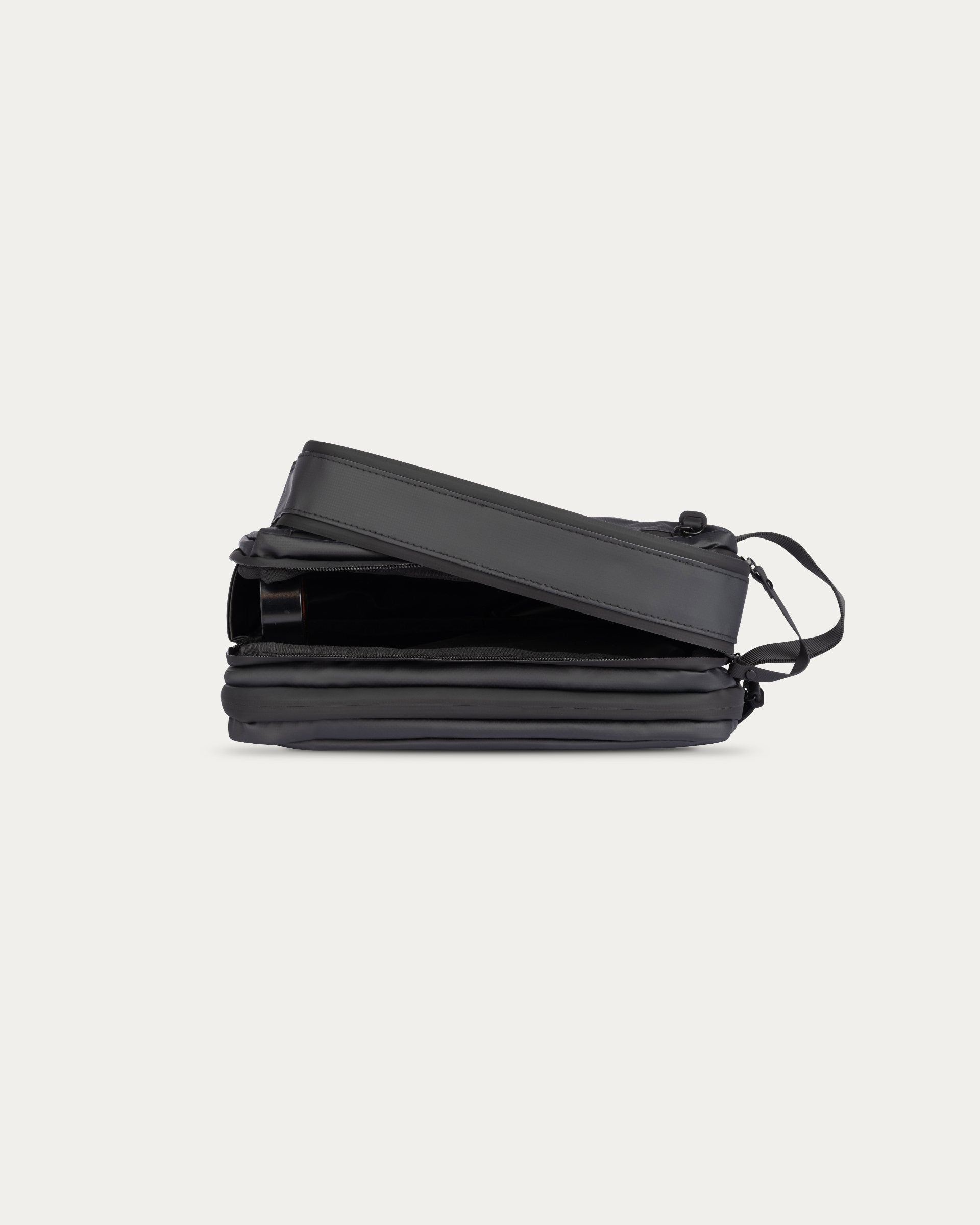 Trousse de toilette de voyage ouverte montrant ses compartiments intérieurs