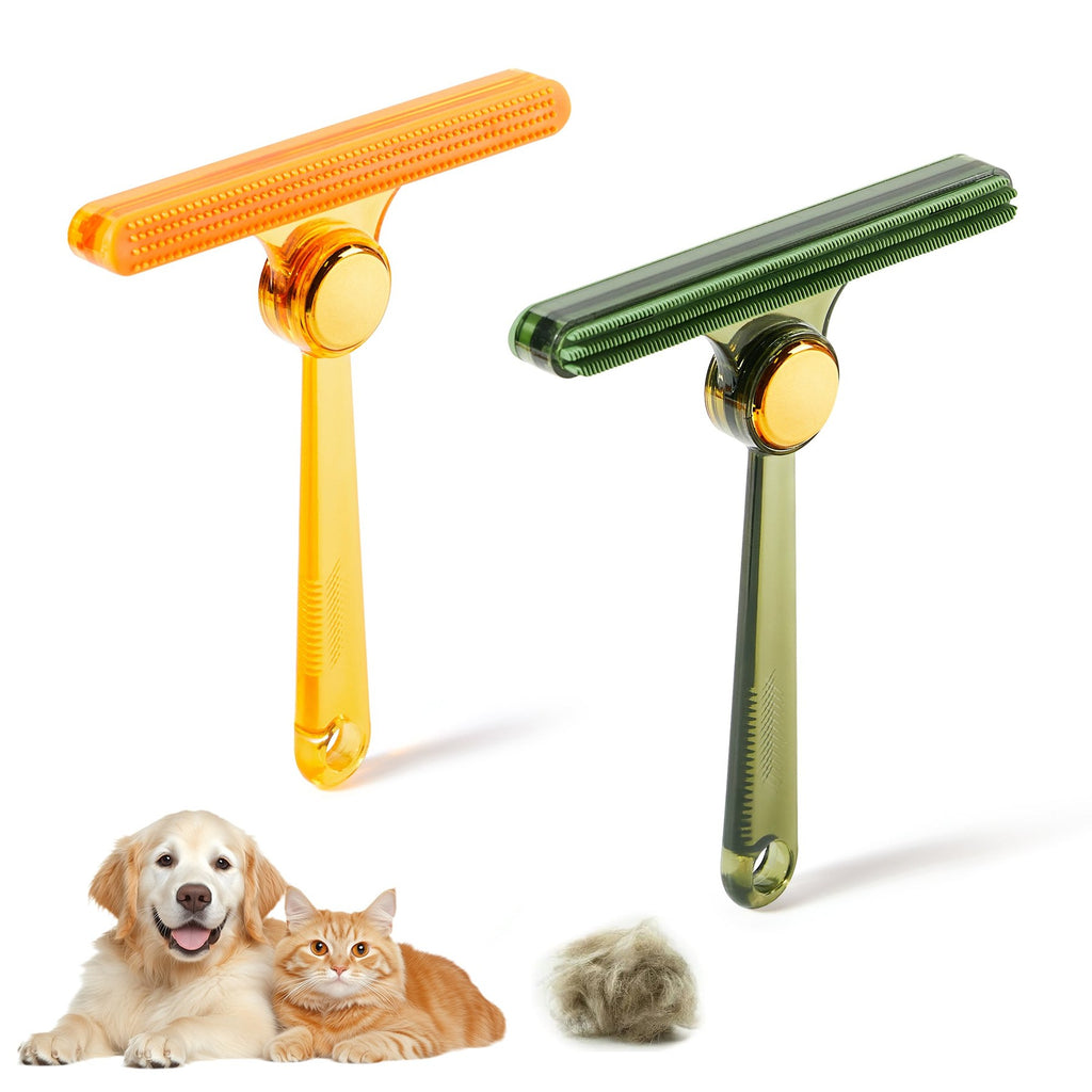 Les deux brosses anti-poils réutilisables du kit et une boule de poils retirée