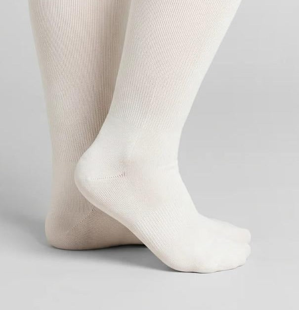 Chaussettes de compression graduée blanches hauteur genou portées