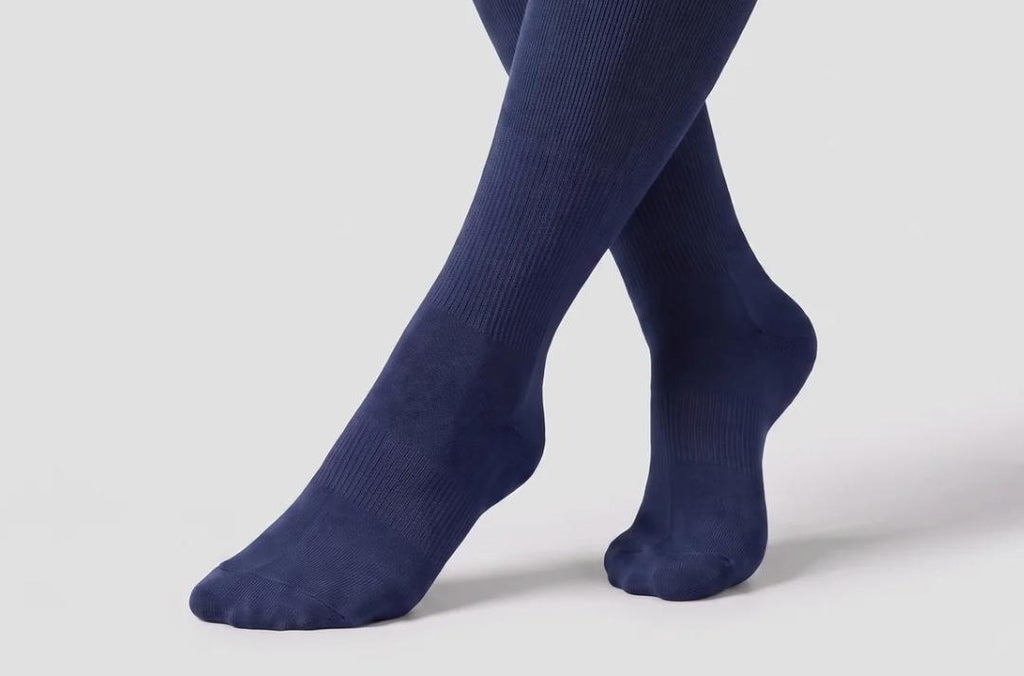 Chaussettes de compression graduée bleu marine hauteur genou portées