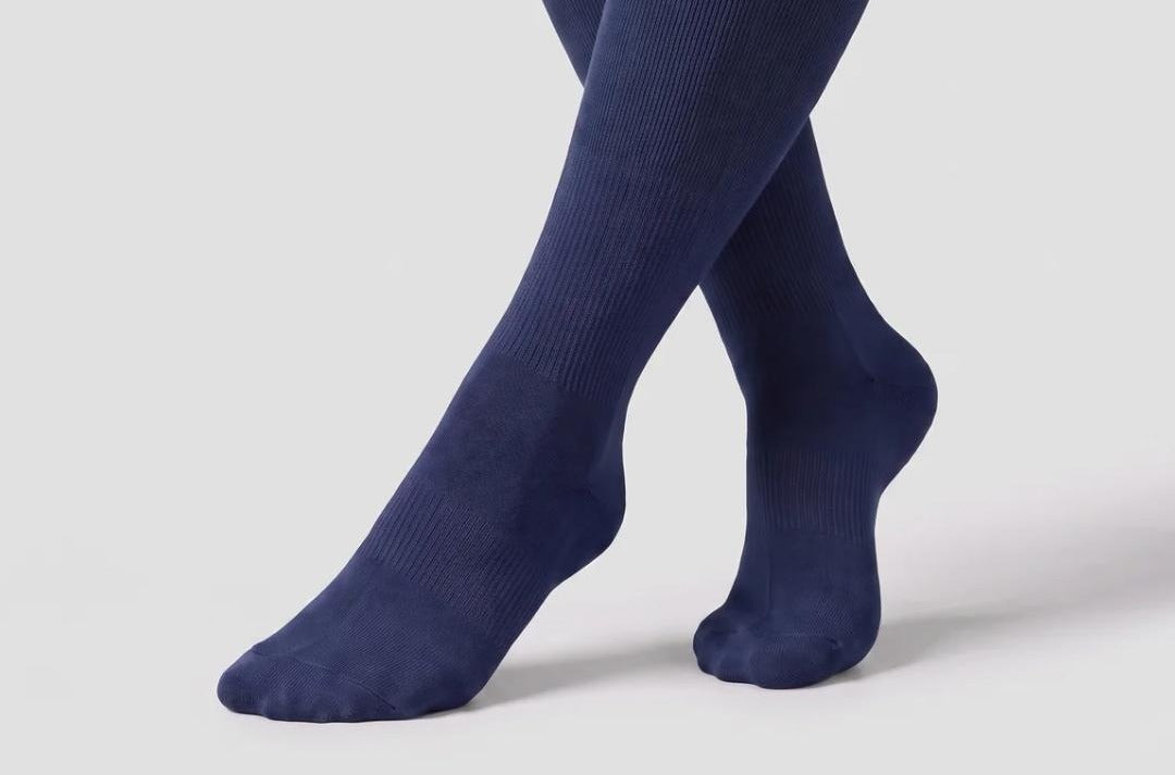 Chaussettes de compression graduée bleu marine hauteur genou portées