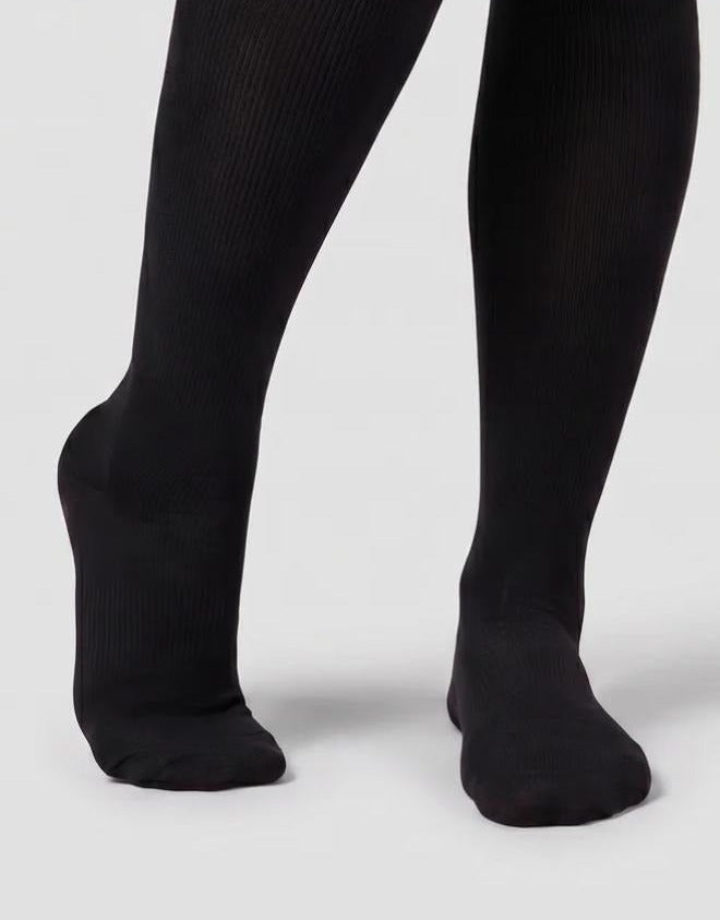 Chaussettes de compression graduée noires hauteur genou portées