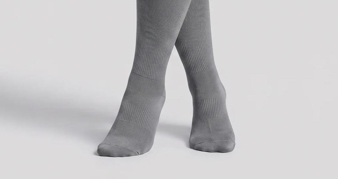 Chaussettes de compression graduée grises hauteur genou portées
