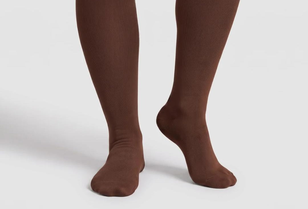 Chaussettes de compression graduée marron hauteur genou portées