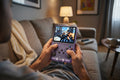 Console rétro portable violette translucide tenue en mains, partie en cours sur l'écran