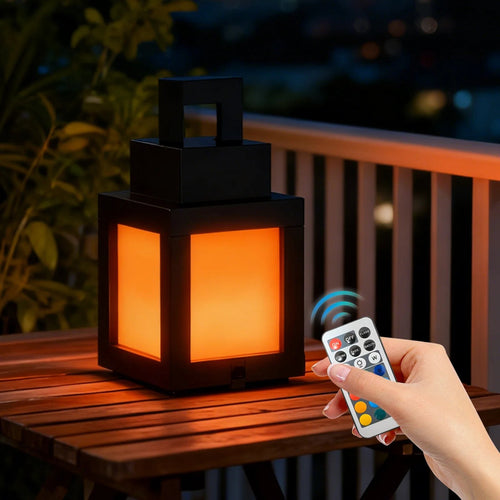 Lampe forge gaming pixel allumée en orange sur une table de balcon, télécommande en main