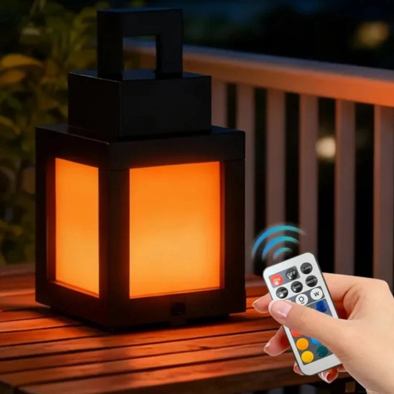 Lanterne pixel LED orange posée sur une table en bois avec sa télécommande