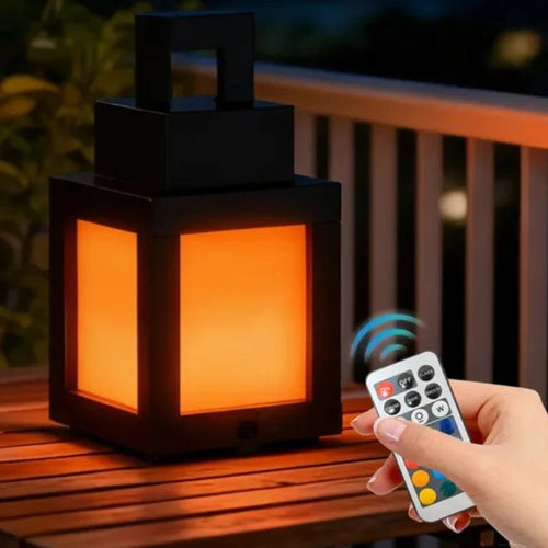 Lanterne pixel LED orange posée sur une table en bois avec sa télécommande