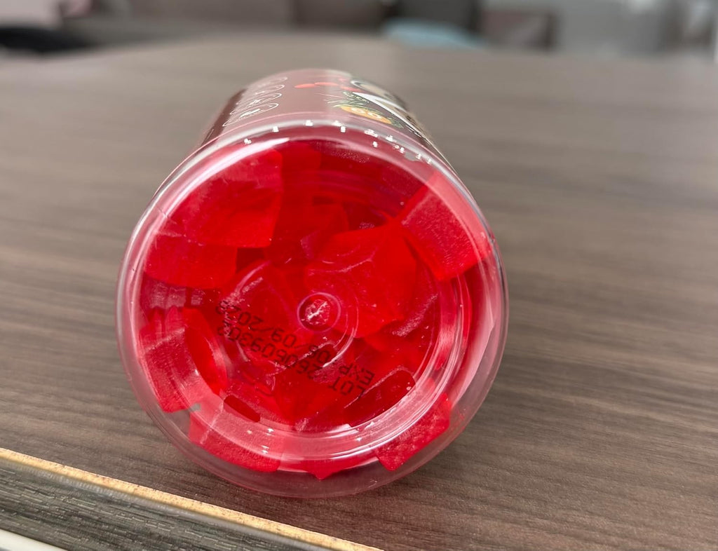 Gummies rouges au piment de Cayenne vus à l'intérieur du pot ouvert