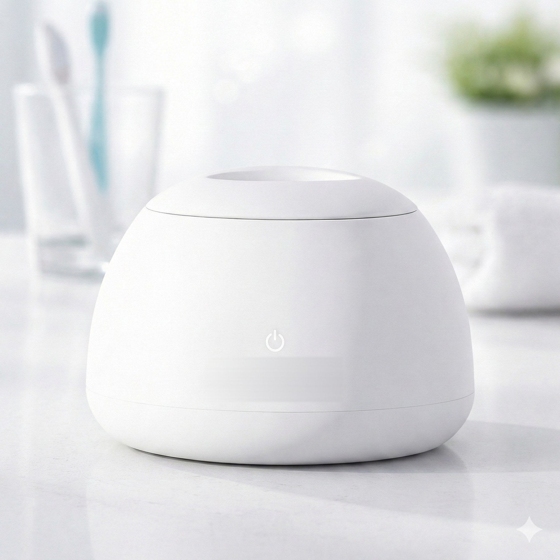 Nettoyeur dentaire à ultrasons compact pour gouttières et aligneurs dans une salle de bain