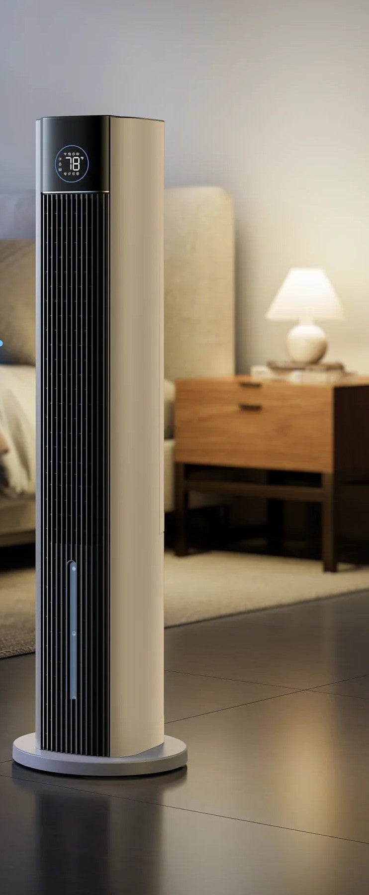 Rafraîchisseur d'air format tour posé au pied d'un lit dans une chambre le soir