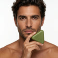 Homme tenant le shampoing solide coréen pour cuir chevelu