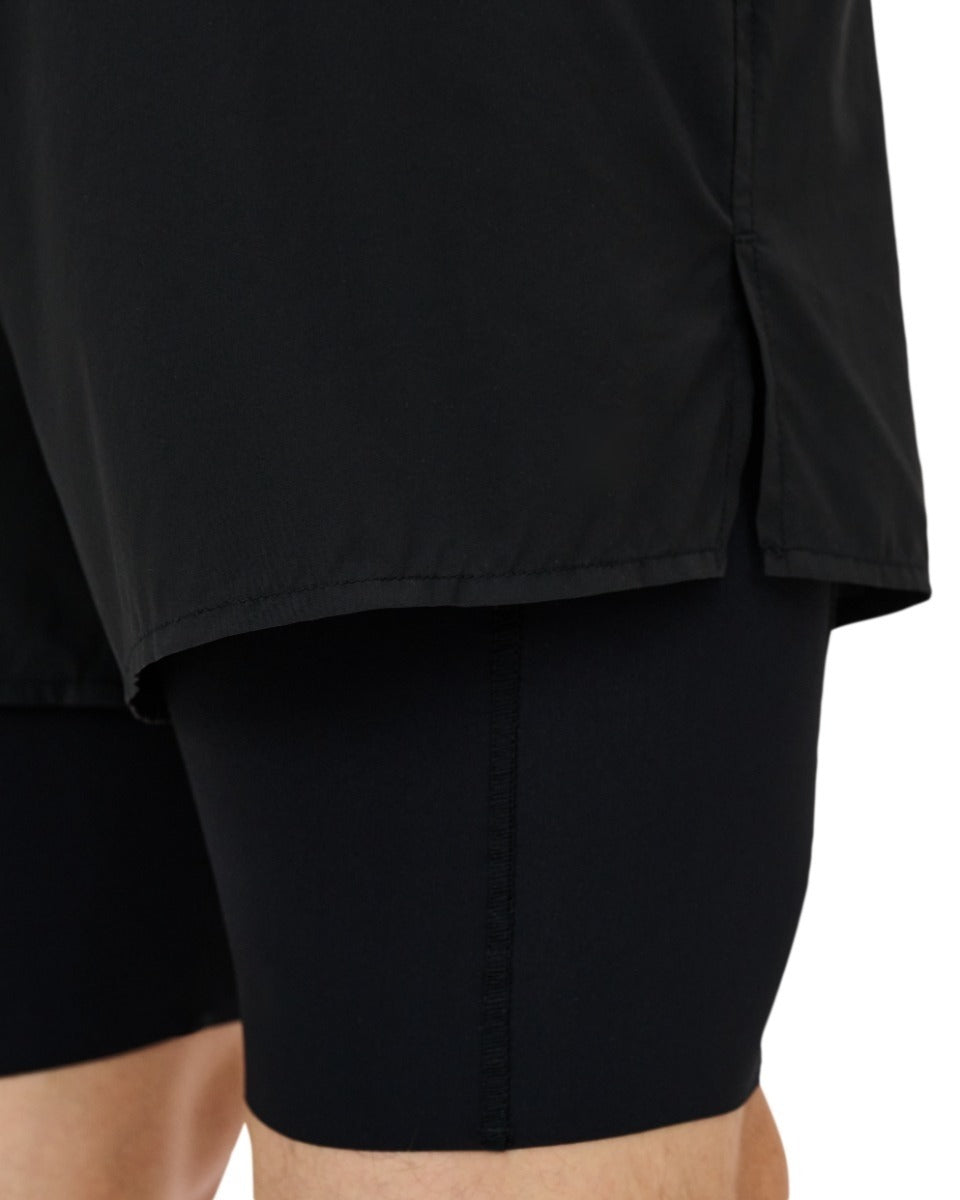 Détail ourlet du short de running FlashCut et cuissard intérieur noir