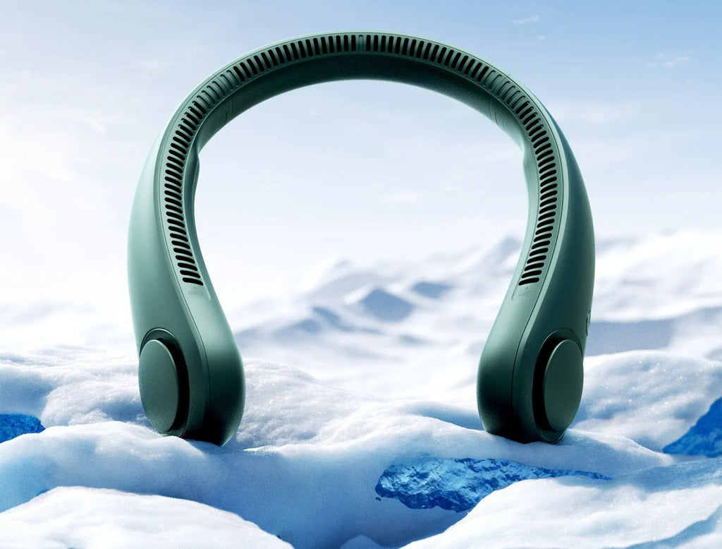 Ventilateur de cou sans pales vert posé dans un décor enneigé, sorties d'air visibles