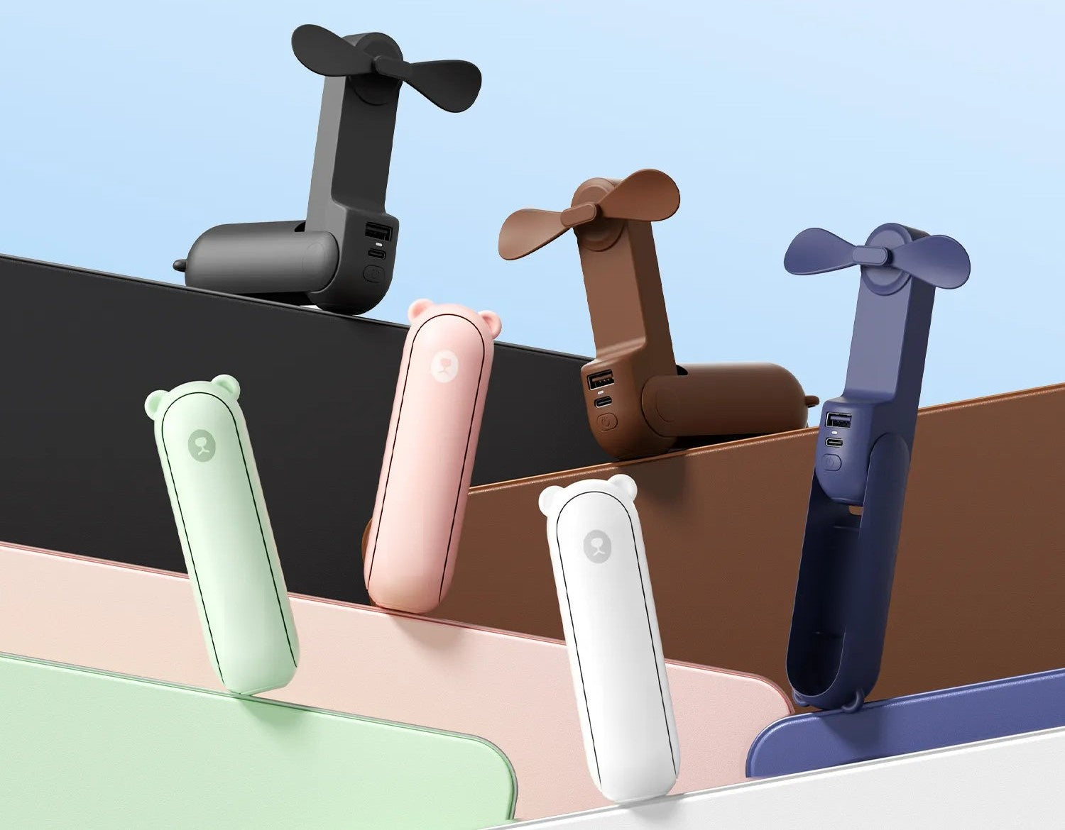 Ventilateur de poche pliable décliné en cinq coloris posés en composition