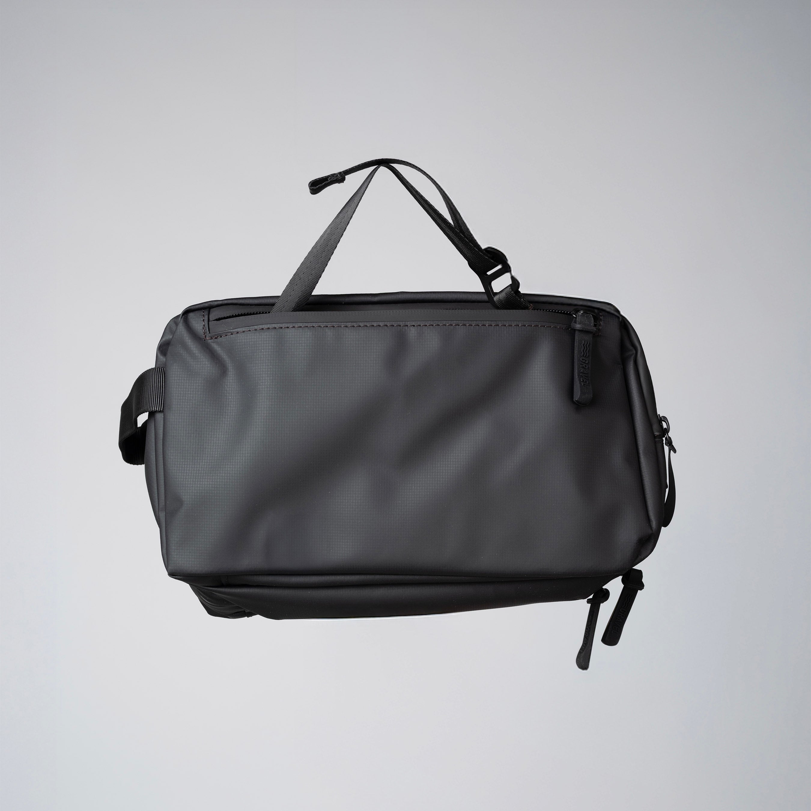 Trousse de toilette de voyage suspendue par sa sangle de suspension